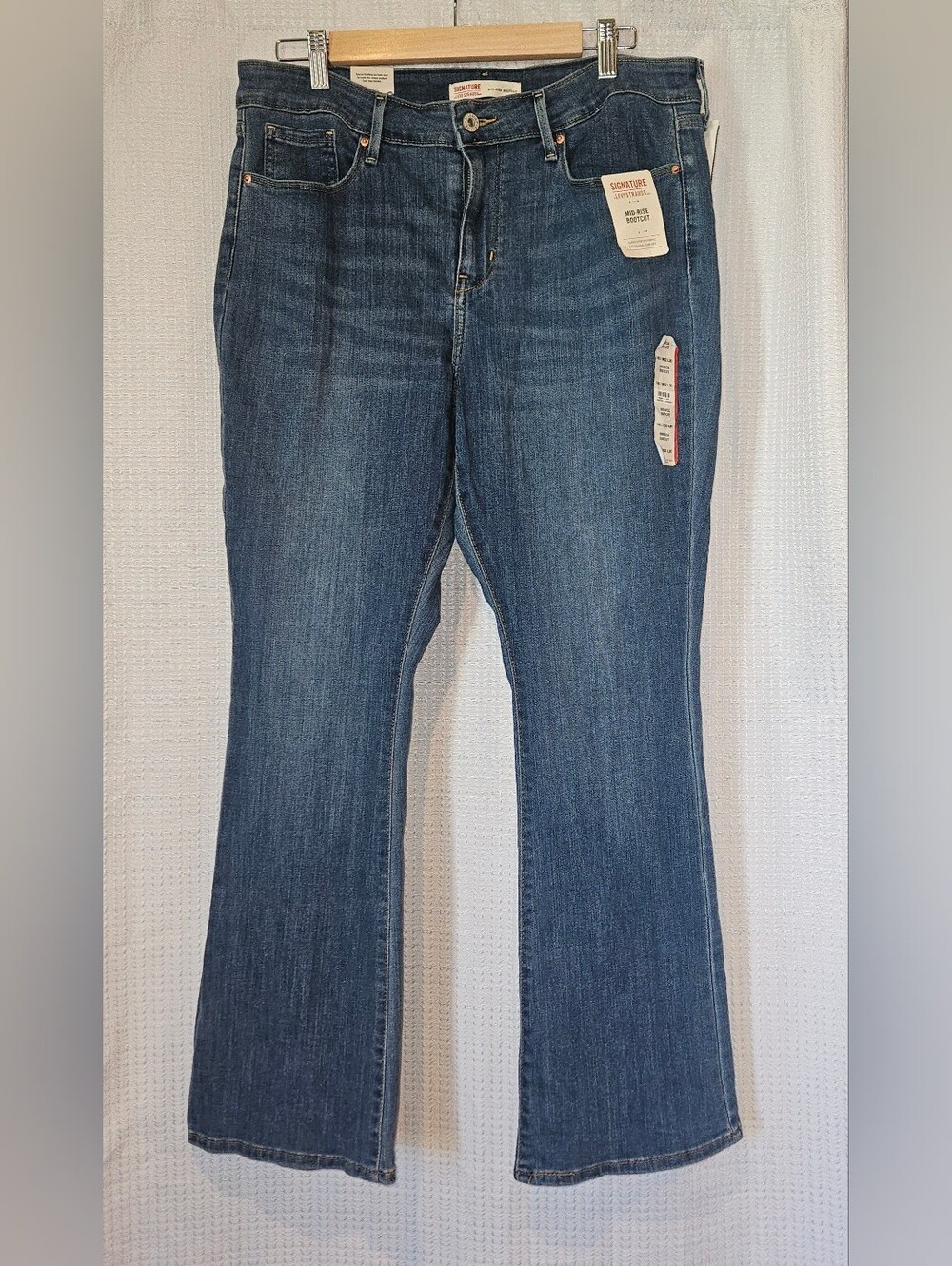 Signature Levi Strauss Mid Rise Bootcut Jeans Size 14 NWT